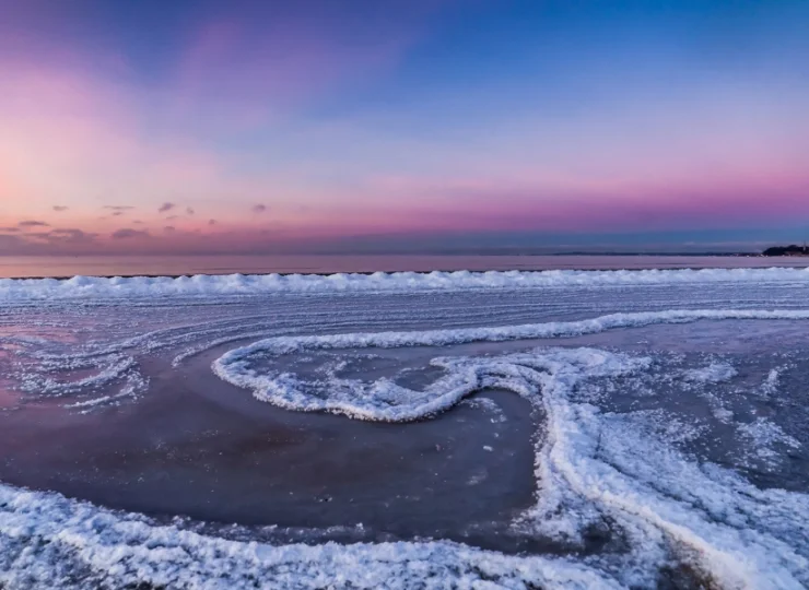 Nadmorskie plaże zimą wyglądają bajkowo