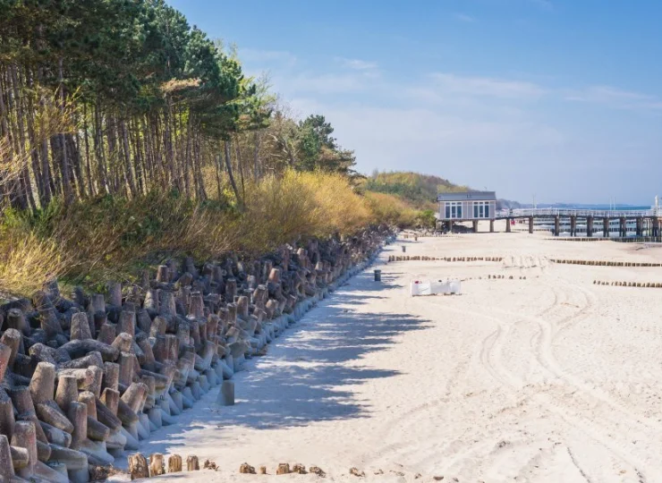 Grand Kapitan sąsiaduje z czystą, piaszczystą plażą