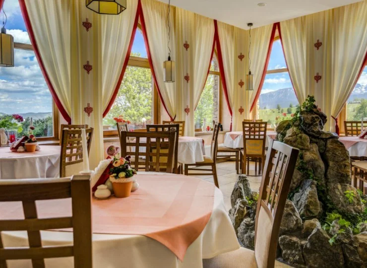 Przez duże okna restauracji można podziwiać panoramę Tatr