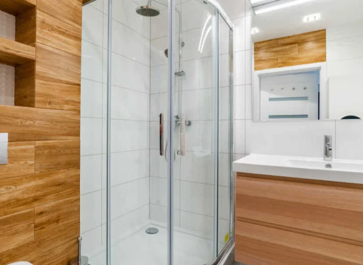 Łazienki wyposażono w kabinę prysznicową