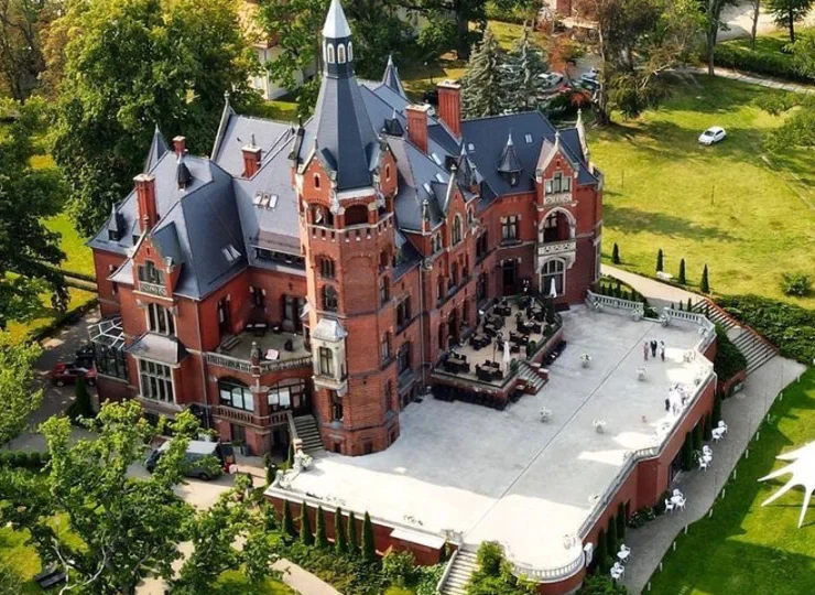 Obiekt wyróżnia urokliwa architektura i rozległy park