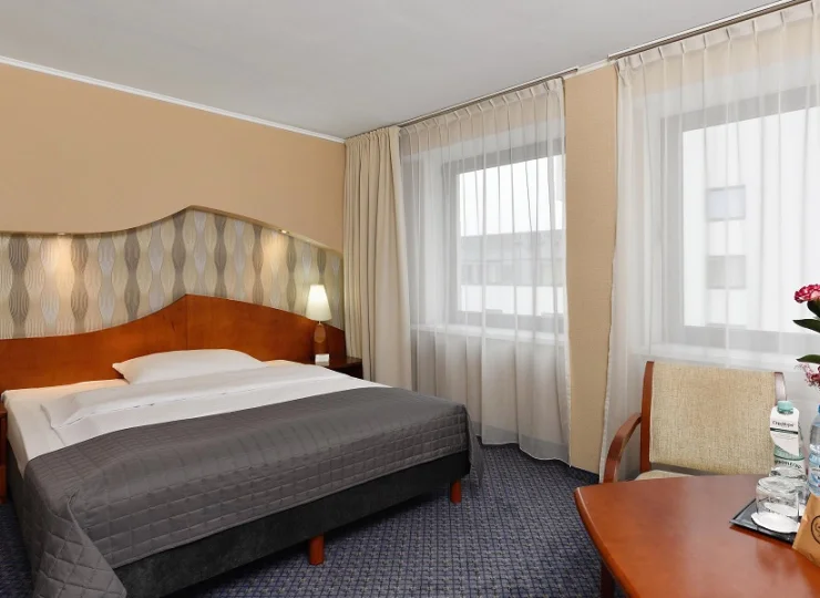Hotel oferuje pokoje 1 i 2-osobowe oraz rodzinne