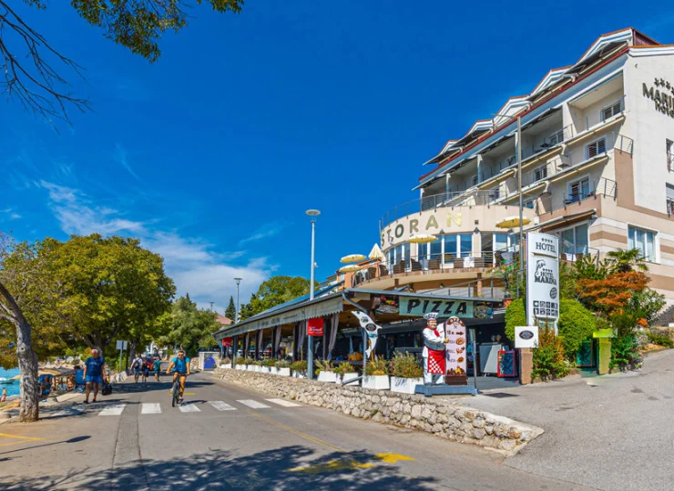 Hotel Marina**** oddziela od Adriatyku tylko promenada i ścieżka rowerowa