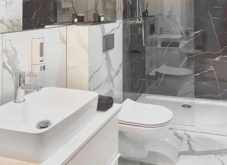 Łazienki są nowoczesne i wykończone w wysokim standardzie z kabiną prysznicową