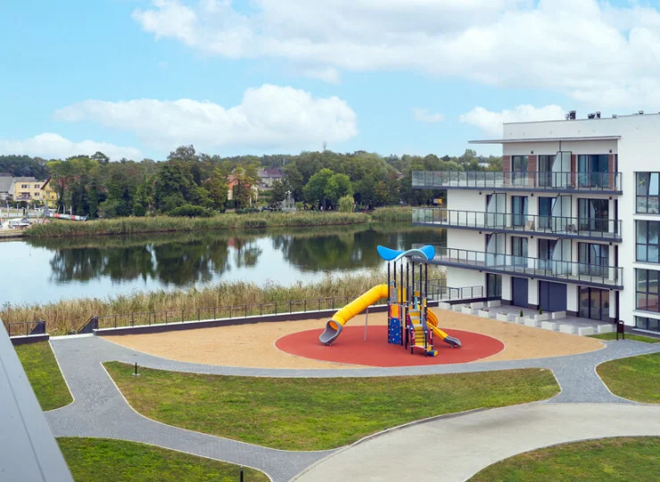 Nowoczesne apartamentowce znajdują się nad rzeką