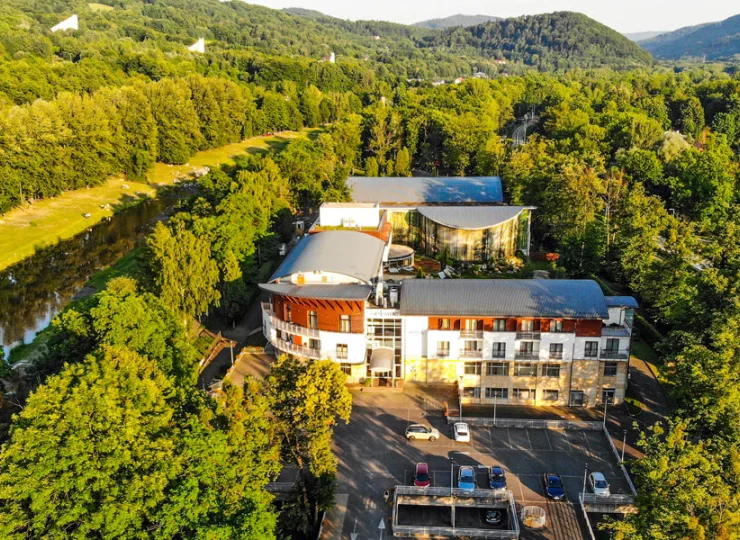 Hotel ten jest położony nad brzegiem Wisły, w zielonej zacisznej okolicy