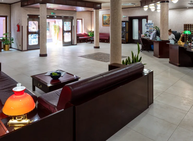 Hotel Nautica posiada przestronne lobby z kilkoma kanapami