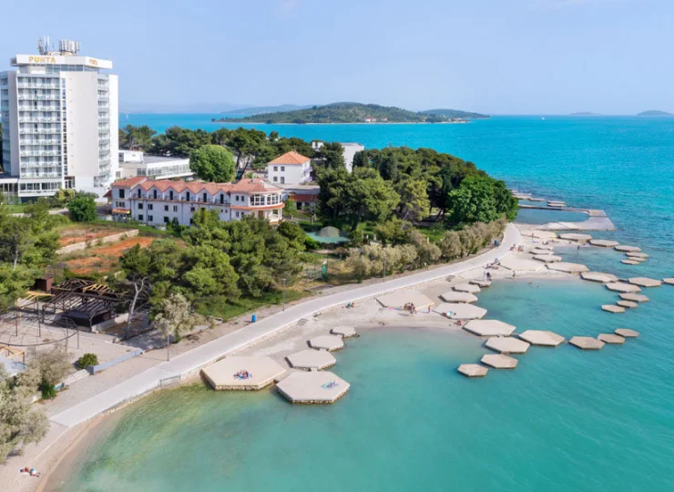 Hotel Punta**** mieści się 150 m od adriatyckiej plaży