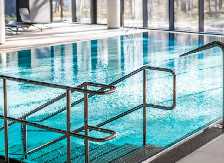 Hotel posiada wewnętrzną i zewnętrzną strefę wellness z basenami