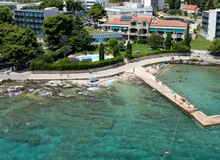 Hotel Villa Radin znajduje się tuż przy nadmorskiej promenadzie