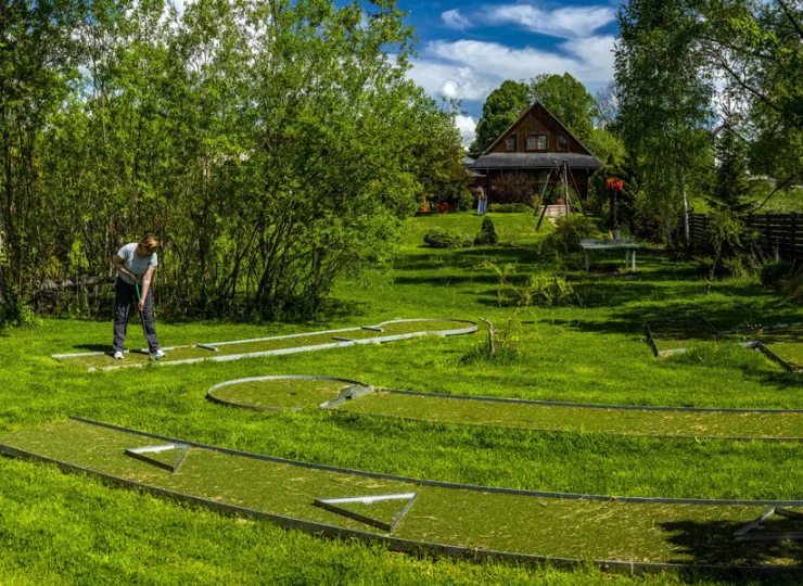 W ośrodku jest także pole do rodzinnej gry w minigolfa