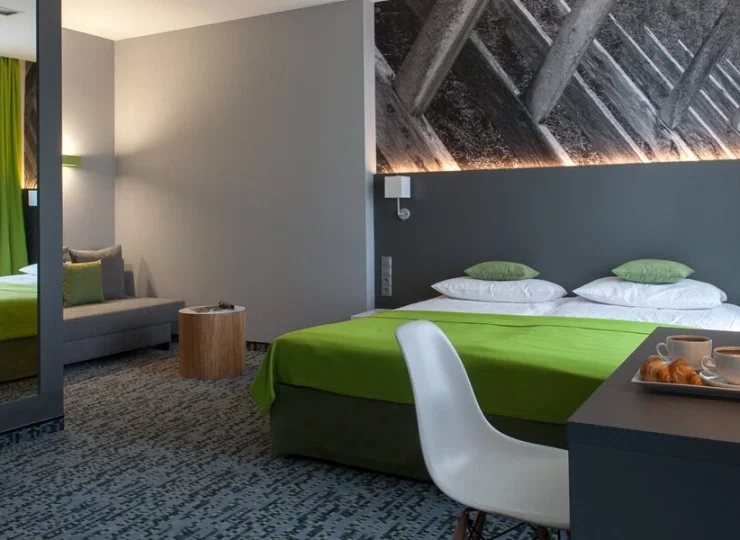 Przestronny pokój deluxe ma ok. 30 m2 powierzchni