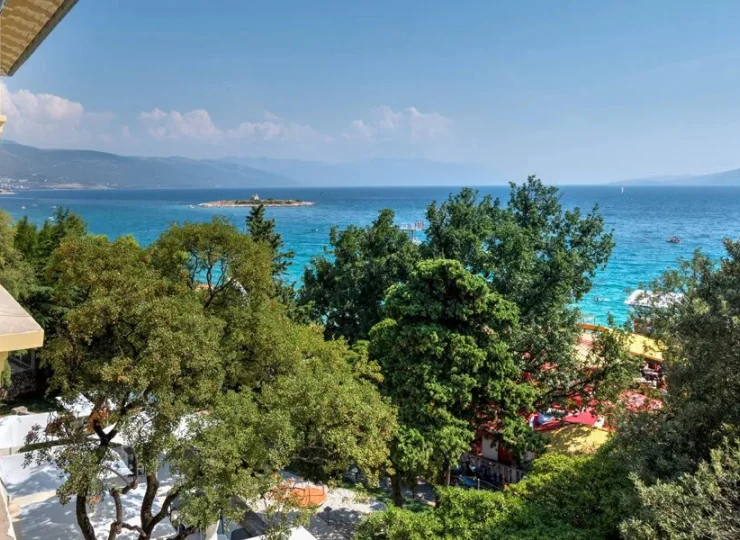 Hotel otacza śródziemnomorska roślinność