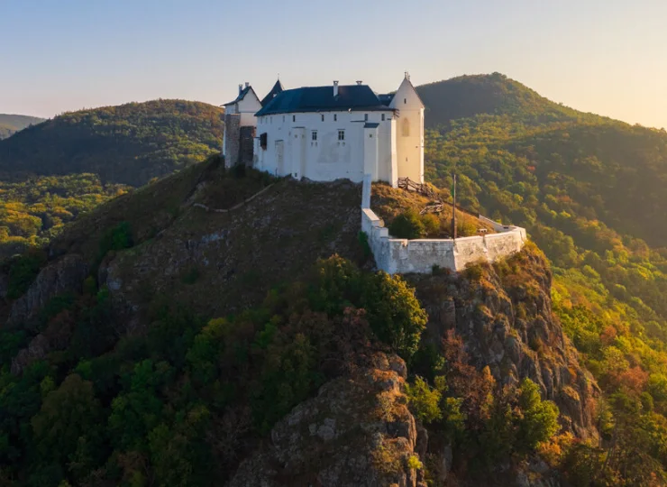 Zamek Fuzer na wulkanicznym wzgórzu Nagy-Milic, 25 km od hotelu