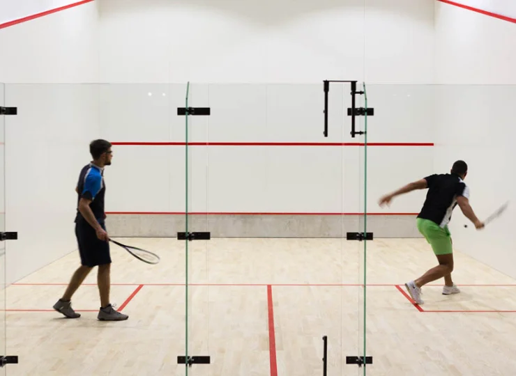 Przez cały rok można korzystać z boiska do squasha, zagrać w kręgle i bilarda