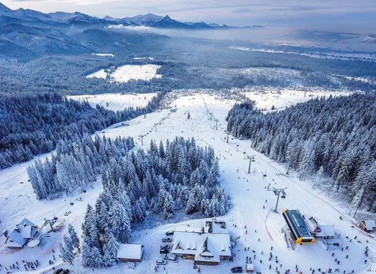 Hotel Tatry ma kapitalną lokalizację tuż obok górnej stacji kolejki