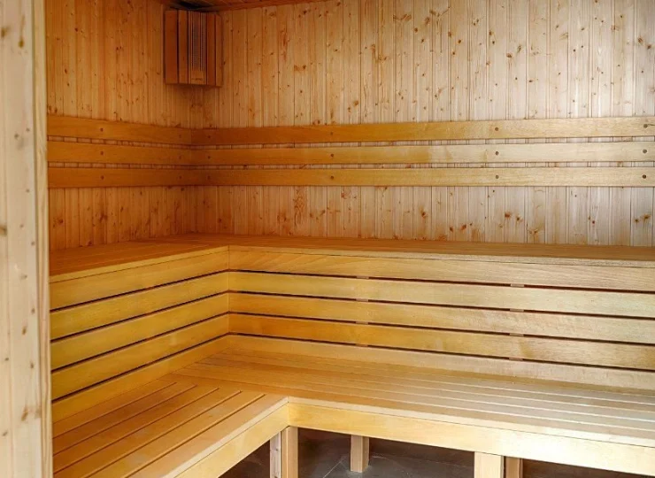 Hotel dysponuje sauną fińską oraz salą fitness