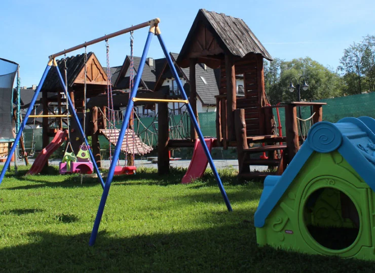 Dla dzieci przygotowano urozmaicony plac zabaw z trampoliną