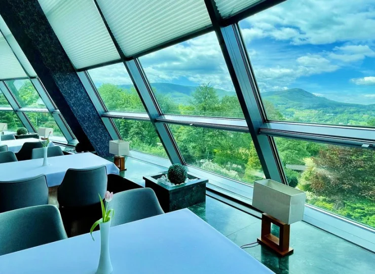 Z okien restauracji można podziwiać górskie szczyty