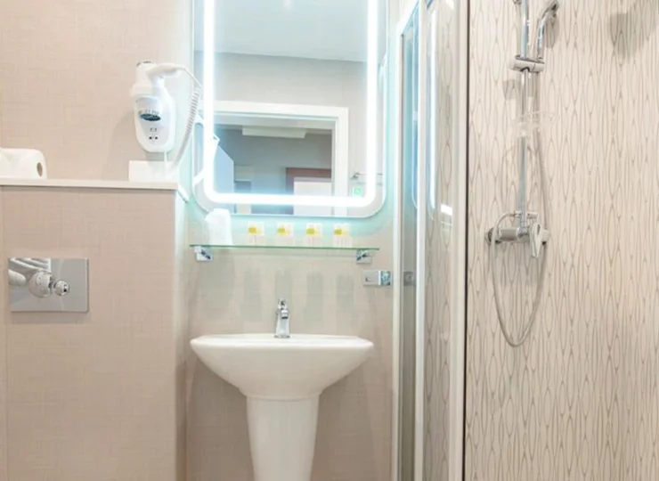 Wszystkie łazienki są nowocześnie urządzone, wyposażone w niezbędne udogodnienia