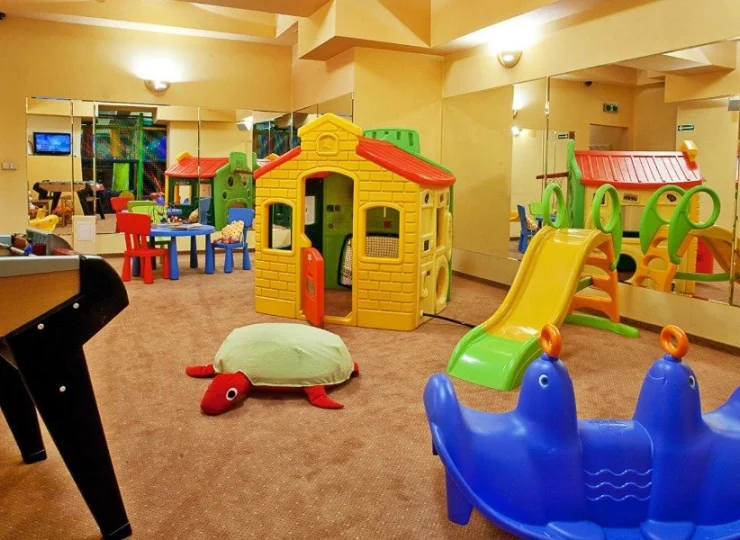 Hotel Stamary jest przyjazny rodzinom z dziećmi, dla których jest sala zabaw