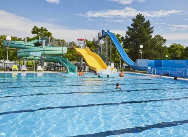 W sezonie letnim jest dostępny dodatkowy basen zewnętrzny i brodzik dla dzieci