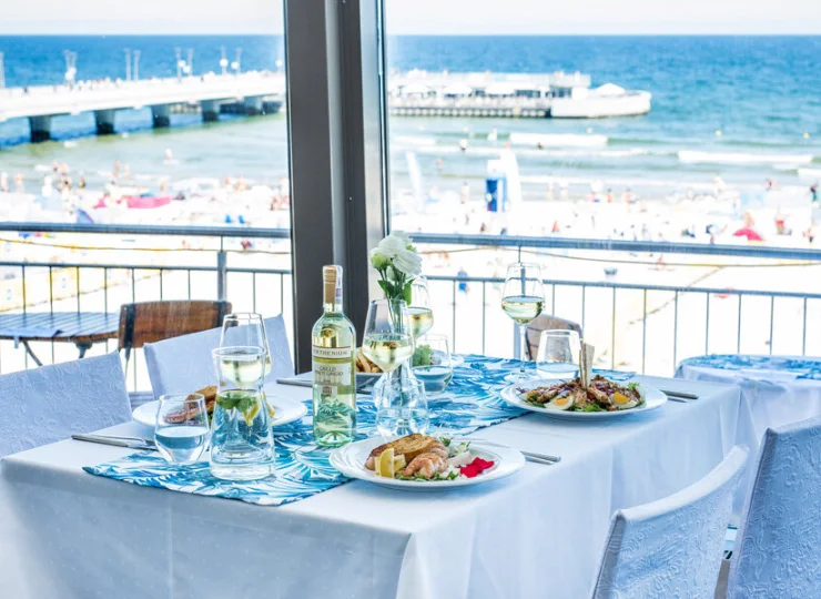 Z okien restauracji rozpościera się widok na plażę i morze