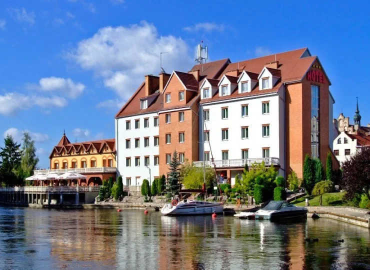 Hotel Nad Pisą położony jest nad samą rzeką w centrum Pisza - tuż obok rynku