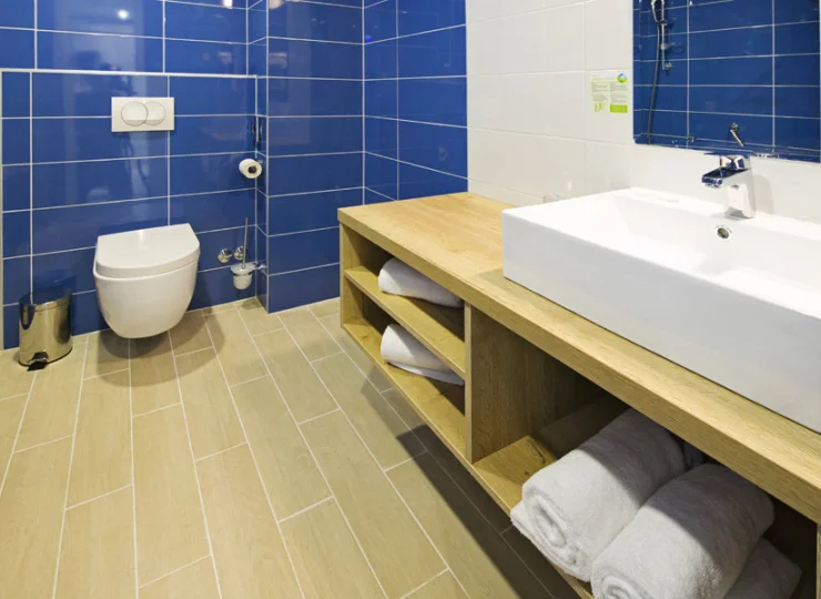 Łazienki wyposażone są w wannę lub kabinę prysznicową