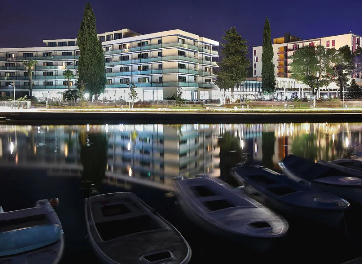 Hotel Ilirija**** położony jest nad brzegiem Adriatyku
