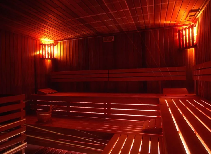 W strefie saun dostępna jest sauna sucha oraz parowa