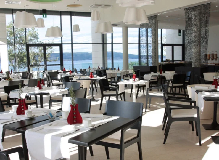 Resortowe restauracje są eleganckie, a wysokie szklane ściany wpuszczają światło