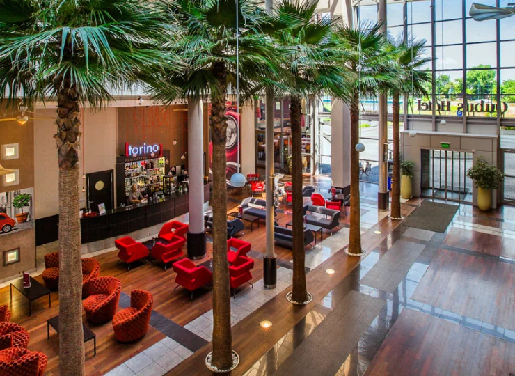 Hotel posiada przestronne i nowoczesne lobby z palmami