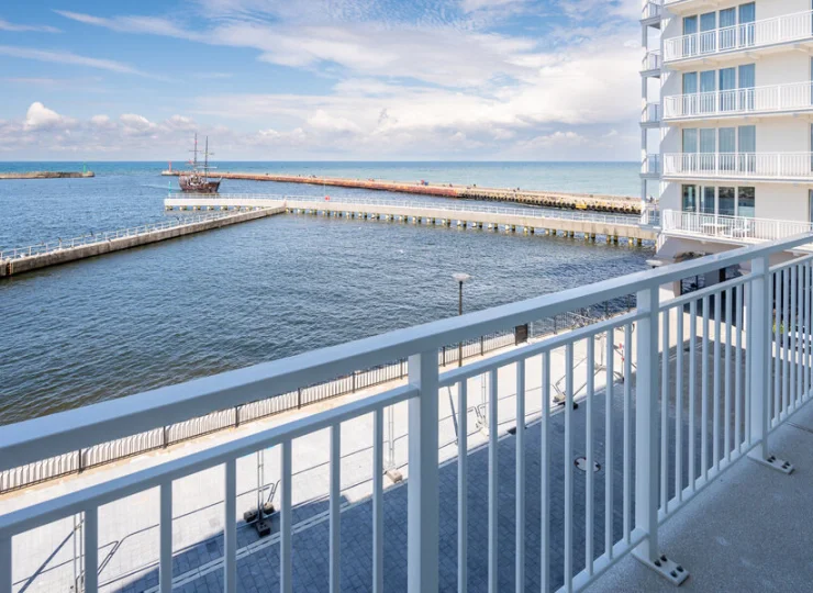 Przykładowy balkon apartamentu premium z widokiem na morze