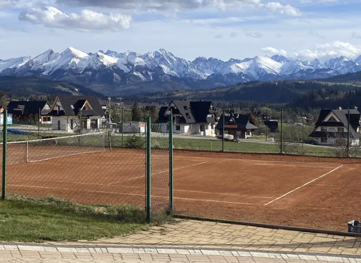 Tuż przy obiekcie znajduje się kort tenisowy z widokiem na Tatry