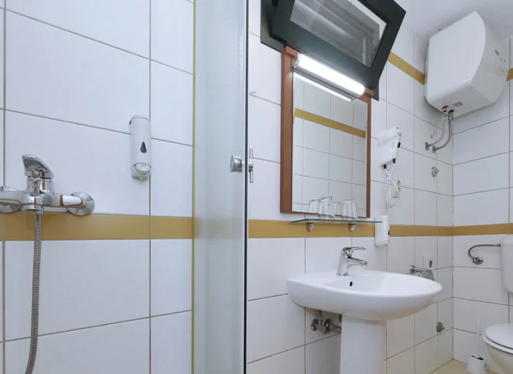 W domkach znajdują się łazienki z pełnym węzłem sanitarnym