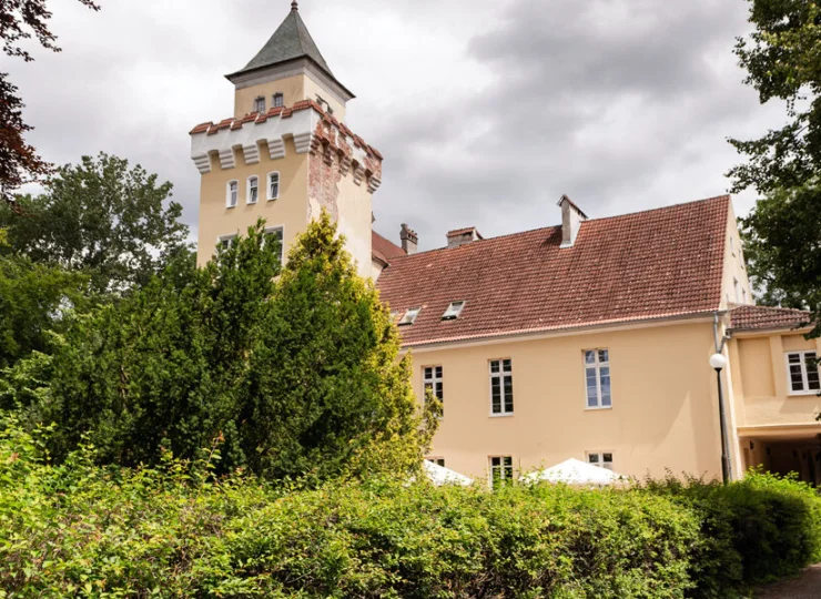 Zamek Nowęcin pozwala na nocleg blisko Łeby, ale w zacisznej okolicy