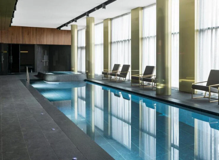 W hotelu przygotowano wewnętrzną strefę wellness z basenem i wygodnymi fotelami