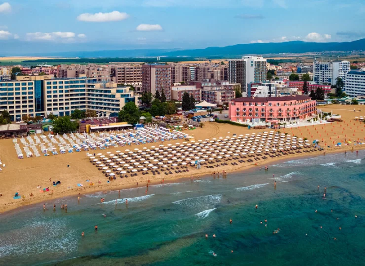 Na gości Hotelu Orel czekają leżaki i parasole na plaży