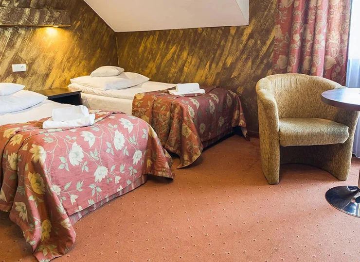 Przestronne i komfortowe pokoje urządzono klasycznie w ciepłych kolorach