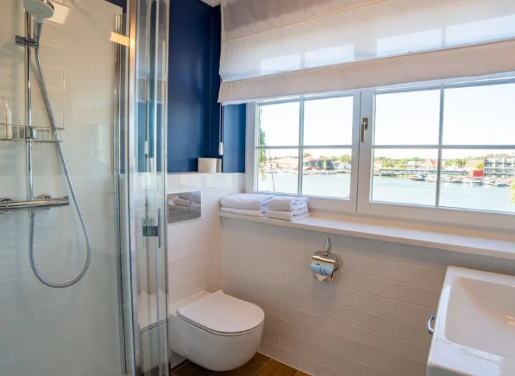 Pokoje posiadają łazienki utrzymane w tej samej tonacji kolorystycznej