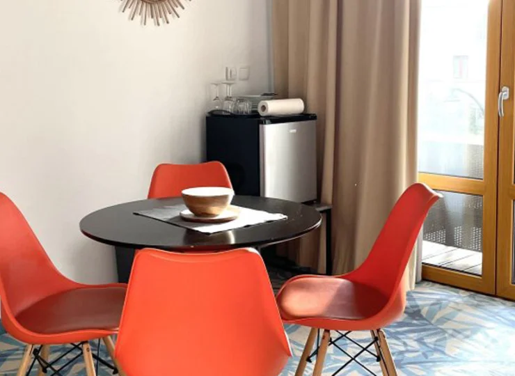 W salonie typu suite mieści się rozkładana sofa, lodówka, stolik z krzesłami