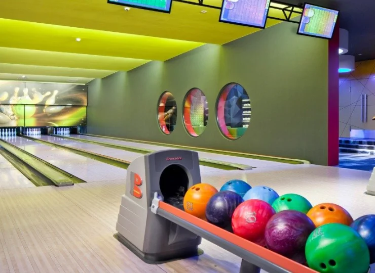 Goście znajdą tutaj profesjonalne tory bowlingowe