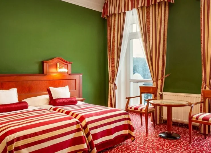 Apartament ma osobną sypialnię i pokój dzienny