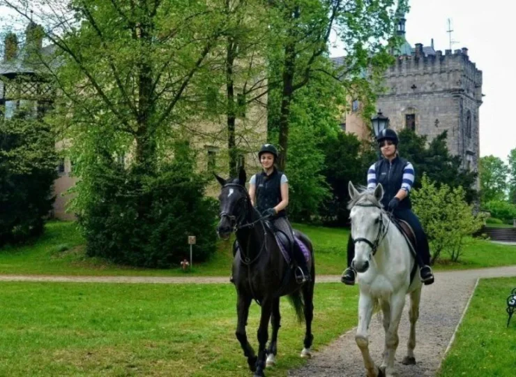 W folwarcznej stajni przebywa 10 koni, działa tu też szkółka jeździecka