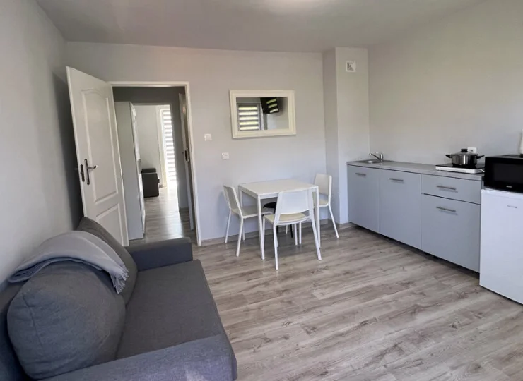 W apartamencie są dwa pokoje