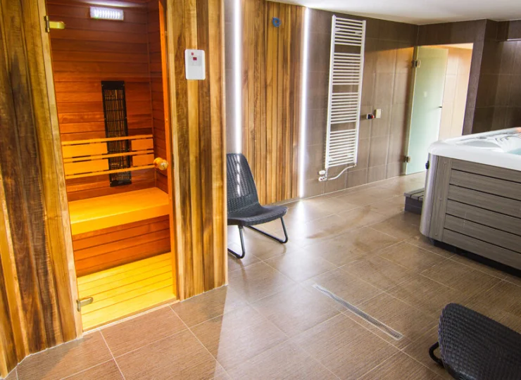 Kameralna strefa wellness posiada profesjonalne jacuzzi i trzy sauny