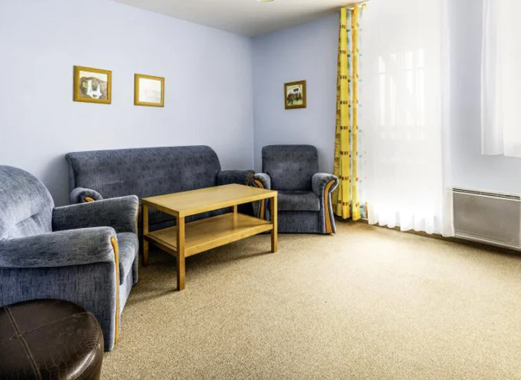 Apartament superior ma przestronny salon z wyjściem na taras