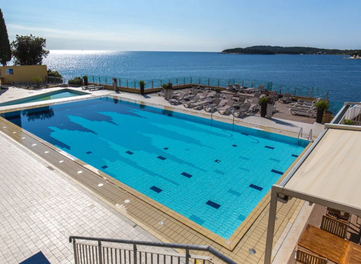 Resort posiada dwa baseny ze spektakularnym widokiem na morze i wybrzeże