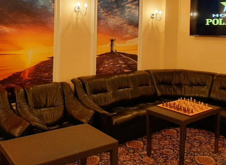 W hotelowej sali klubowej można obejrzeć mecz czy zagrać w szachy